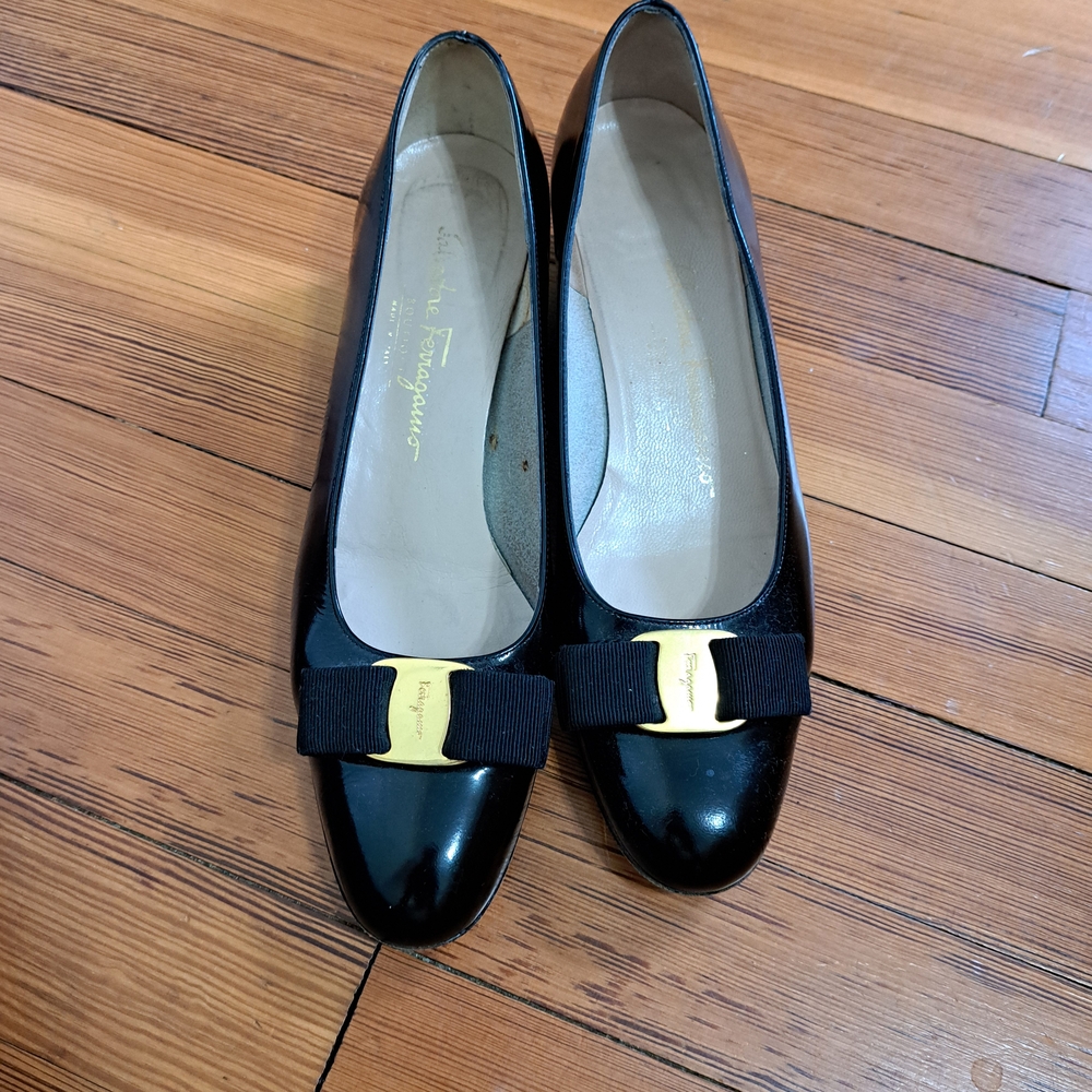 Salvatore Ferragamo Black Leather Vara Pumps
